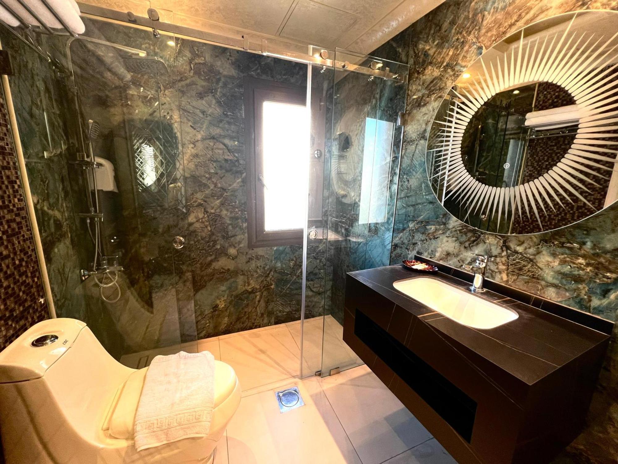 Q Hotel