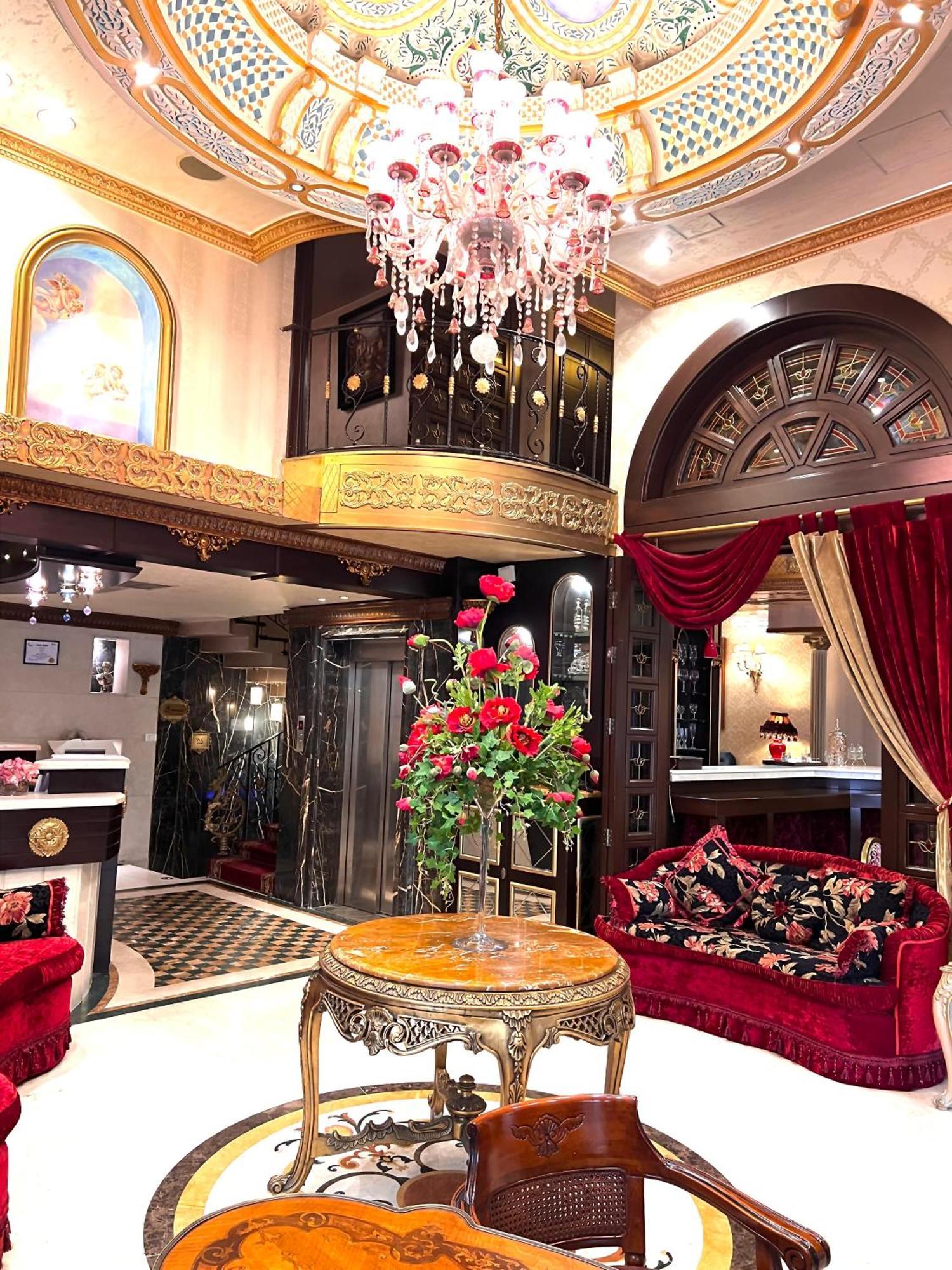 Q 4* Beirut