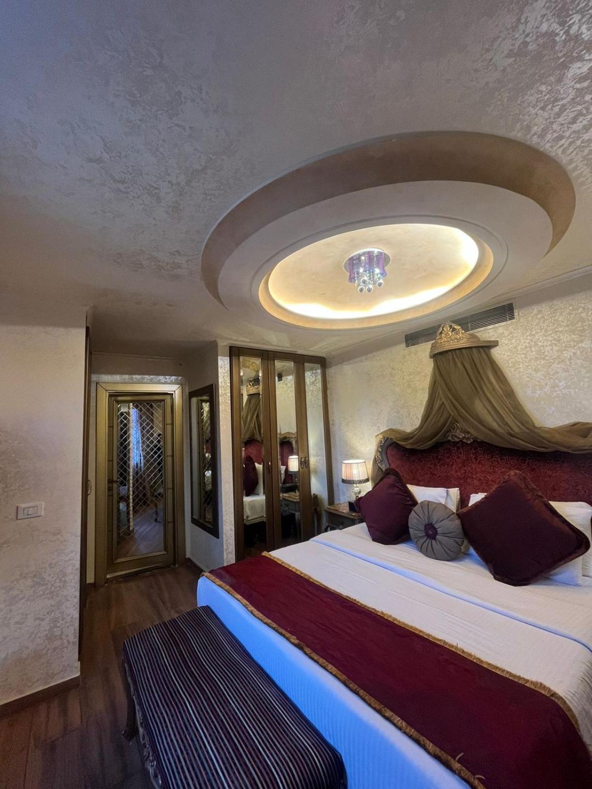 Q Hotel